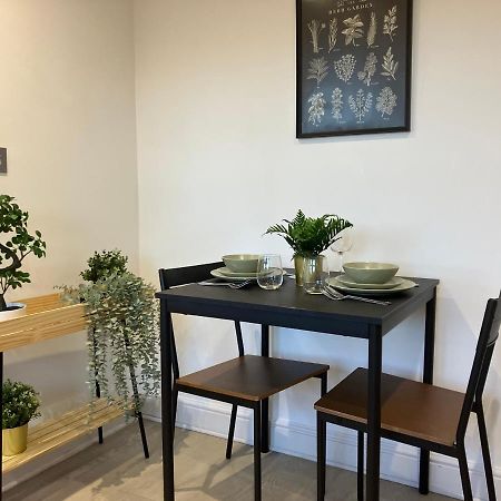 Ferienwohnung Magnificent Refurbished 1 Bed Flat Few Steps To High St ! - 4 East House Epsom Exterior foto