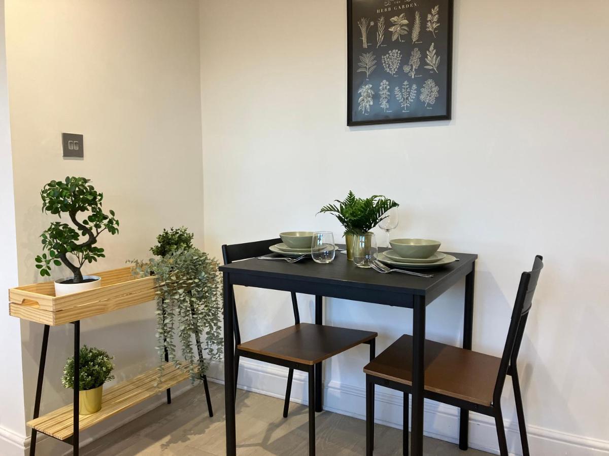 Ferienwohnung Magnificent Refurbished 1 Bed Flat Few Steps To High St ! - 4 East House Epsom Exterior foto
